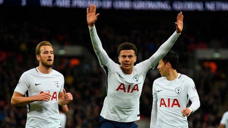 Dele Alli celebra un gol con Kane y Son 