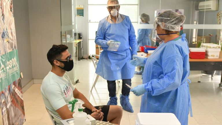 Ismael Sosa realizando la prueba de Covid-19