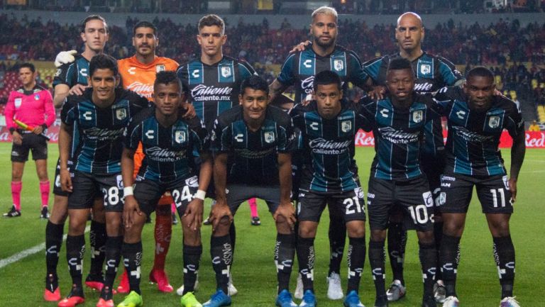 Jugadores de Querétaro previo a un partido