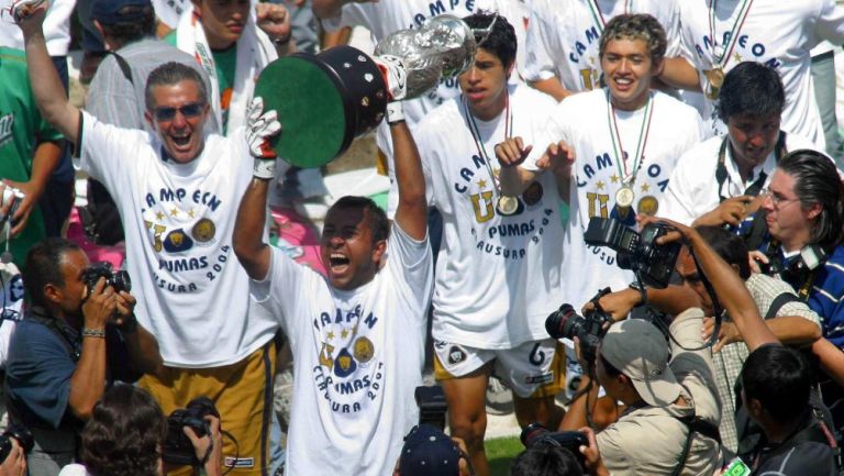 Sergio Bernal levantando el título del Clausura 2004