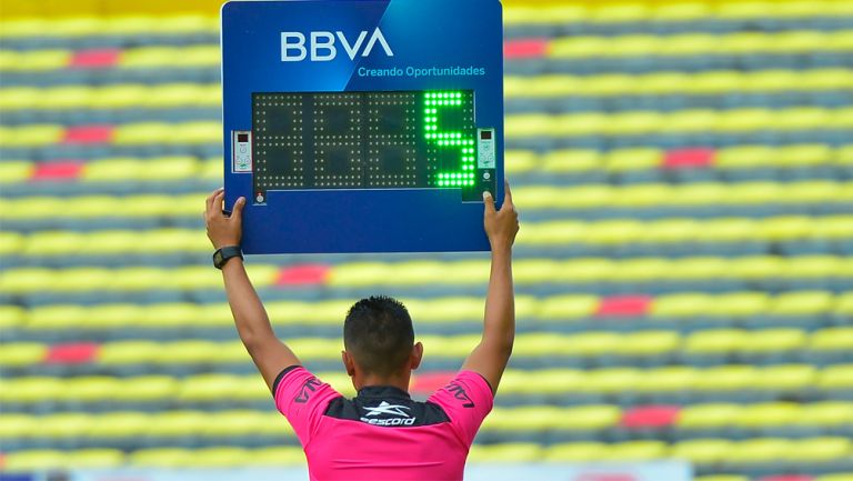 Asistente levanta el aviso de cambio de jugador