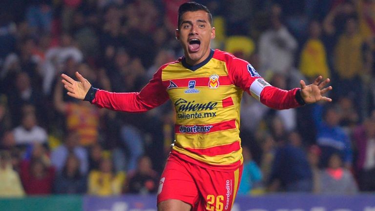 Aldo Rocha celebra un gol con Monarcas