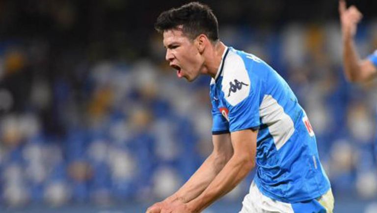 Hirving Lozano en juego con el Napoli
