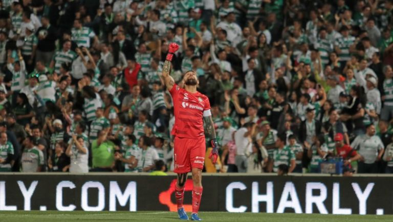 Jonathan Orozco durante un partido con Santos