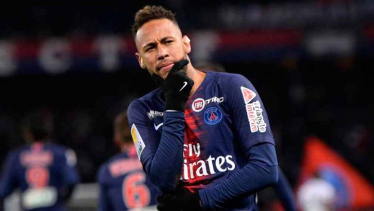 Neymar celebra un gol con PSG