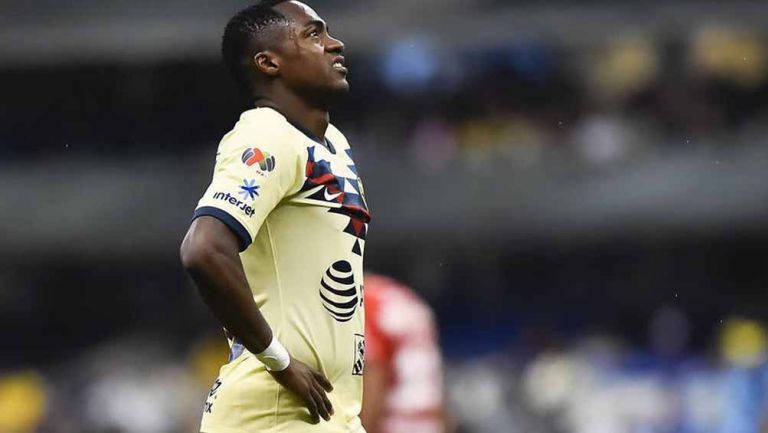 Renato Ibarra se lamenta en un juego de las Águilas