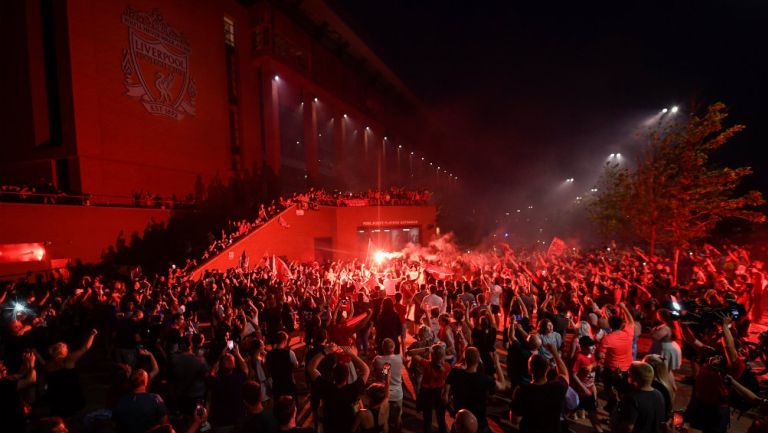 Liverpool: Policías condenaron festejos de aficionados de los Reds en Anfield por el título