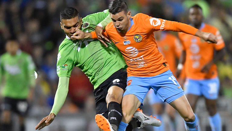 Benedetti pelea el balón en la Final de Copa MX contra Juárez