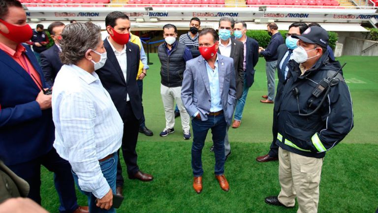 Pablo Lemus, en el césped del Estadio Akron