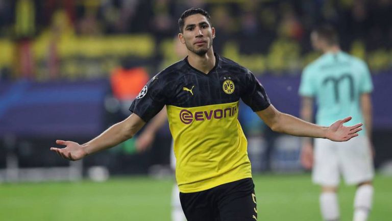 Achraf Hakimi durante un duelo con el Borussia Dortmund