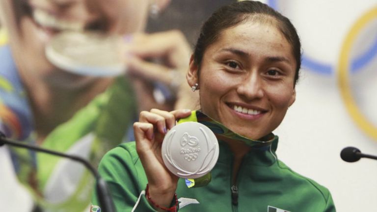 María Guadalupe Gónzalez con su medalla de Río 2016
