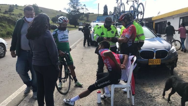 Nairo Quintana descansando en una silla tras ser atendido por ciudadanos en Motavita