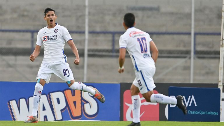 Josué Reyes festeja uno de sus goles con La Máquina