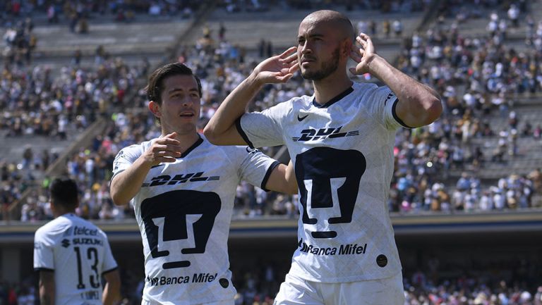 Carlos González festeja un gol con Pumas 