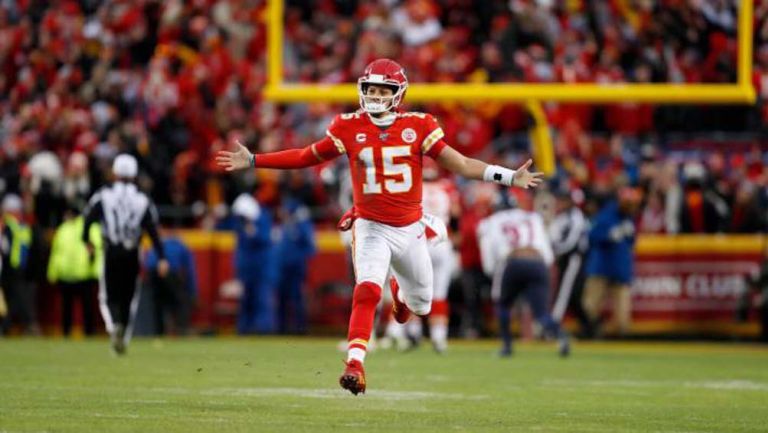 Mahomes corre en un juego de los Chiefs