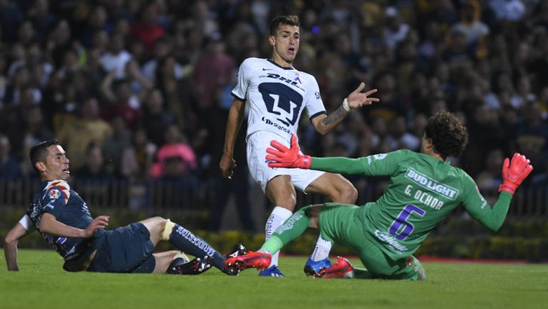 Ochoa, Dinenno y Paul en lucha por el balón