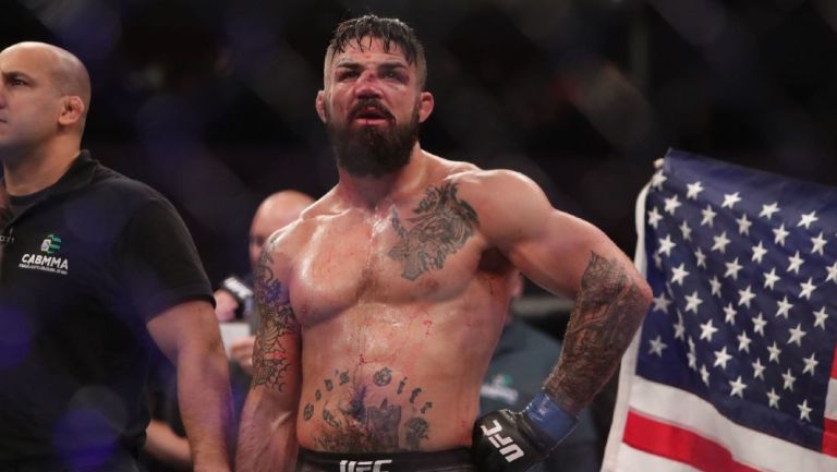 Mike Perry golpeó a un hombre en un restaurante