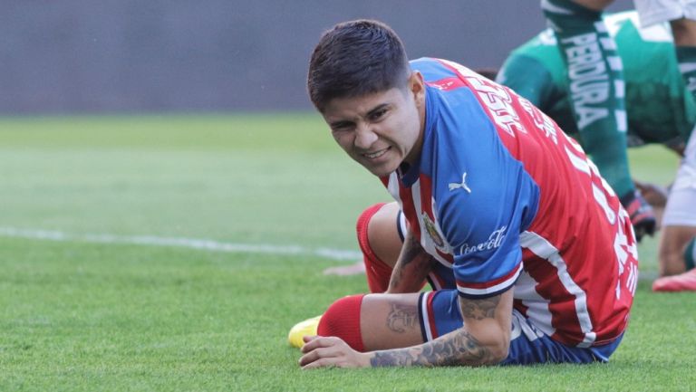 Eduardo López durante un partido con Chivas