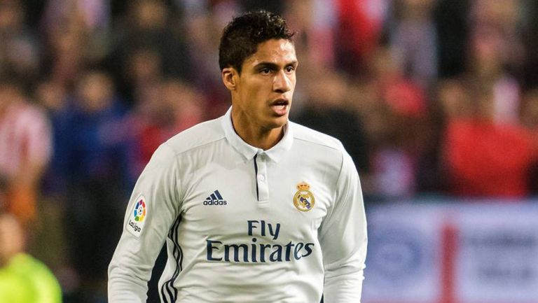 Raphael Varane durante un duelo con el Real Madrid 