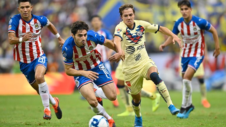Jugadores de América y Chivas disputan el balón en el último Clásico Nacional