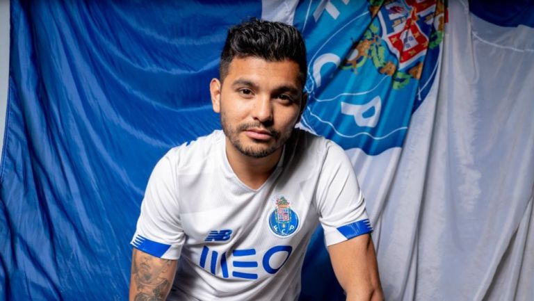 Jesús Corona posando con la nueva playera del Porto