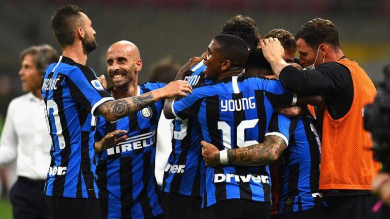 Jugadores del Inter festejan un tanto ante el Torino