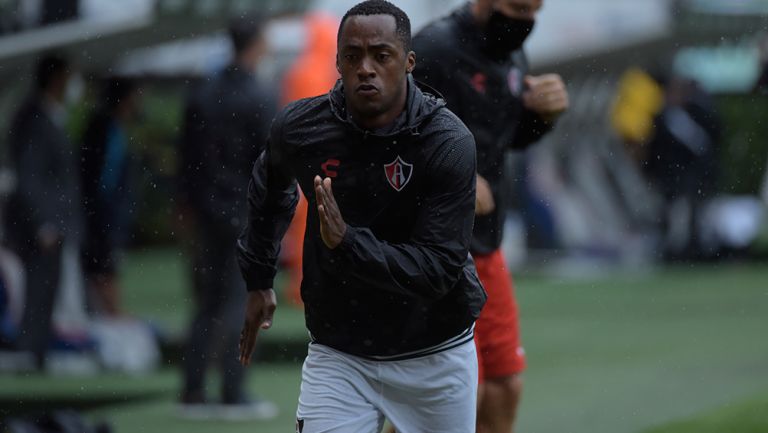 Renato Ibarra calienta con Atlas antes de entrar de cambio