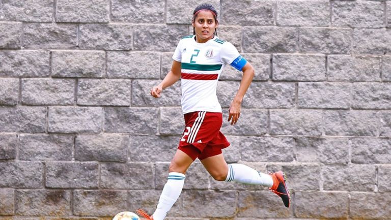 Kenti Robles durante un partido con el Tri