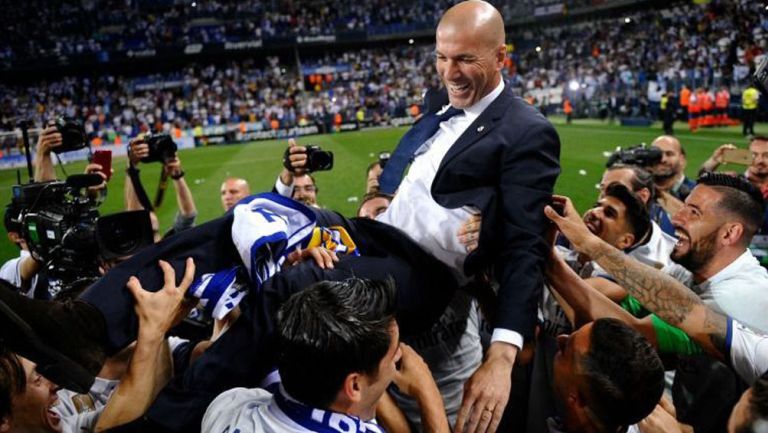 Jugadores del Real Madrid levantan a Zidane tras un título 
