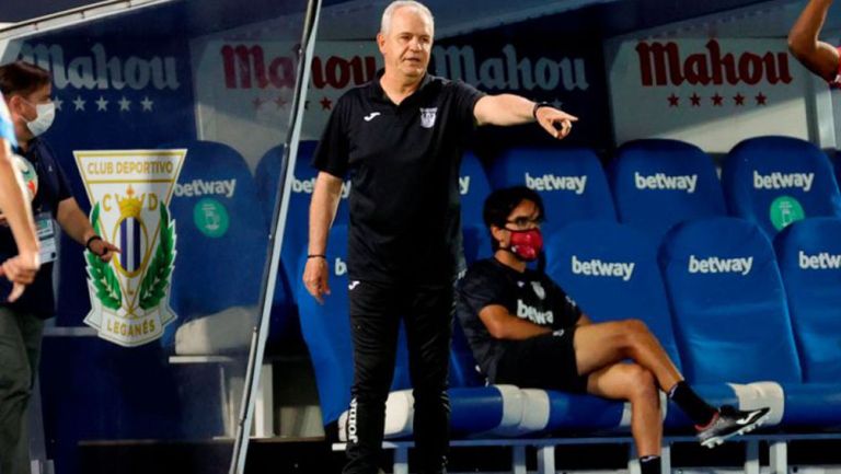 Javier Aguirre da instrucciones durante un duelo del Leganés