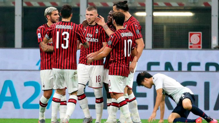 Jugadores del Milan festejan una anotación contra Bolonia 