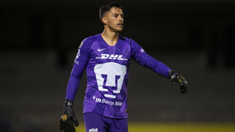 Alfredo Talavera durante un duelo con los Pumas 