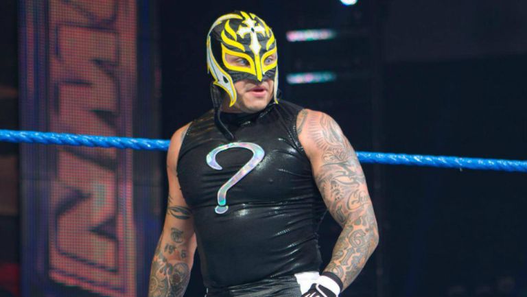 WWE: Rey Mysterio buscará revancha ante Seth Rollins por lesión en el ojo