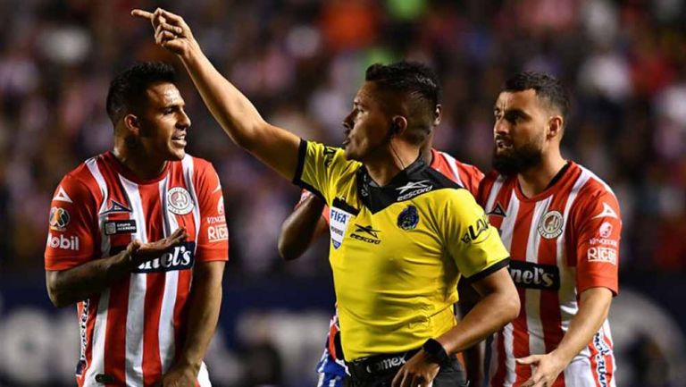 Fernando Guerrero en el duelo San Luis vs Guadalajara 