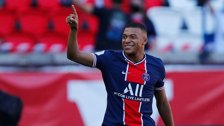 Kylian Mbappé festeja una anotación con el PSG