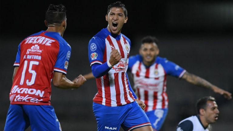 Ángel Zaldívar en celebración de gol con Chivas