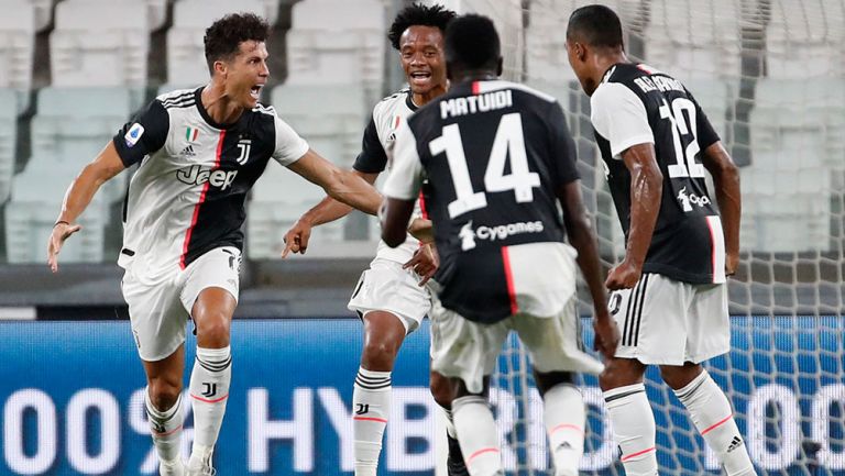 Jugadores de Juventus celebran un gol en la Serie A