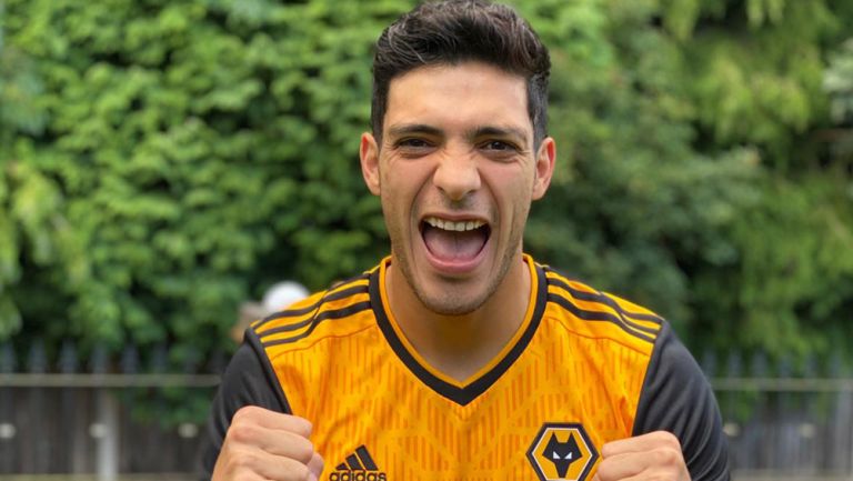 Raúl Jiménez luce la nueva indumentaria de Wolves 