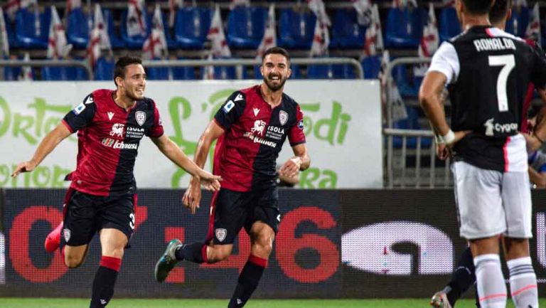 Jugadores de Cagliari  festejan gol a la Juventus