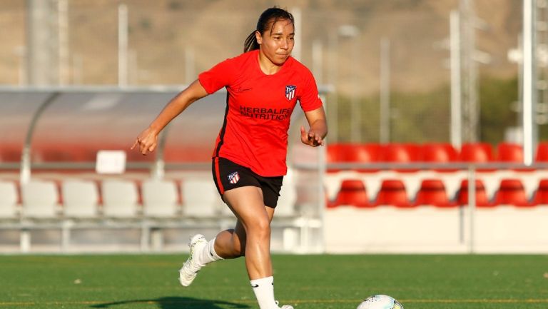 Charlyn Corral durante un entrenamiento con Atlético de Madrid Femenil