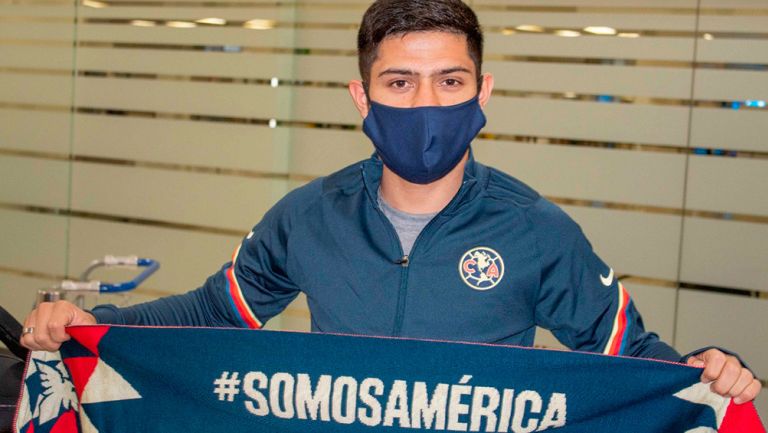 Díaz muestra con orgullo una bufanda del América