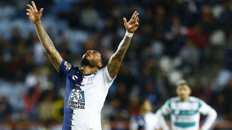 Kazim Richards en festejo de gol con Pachuca