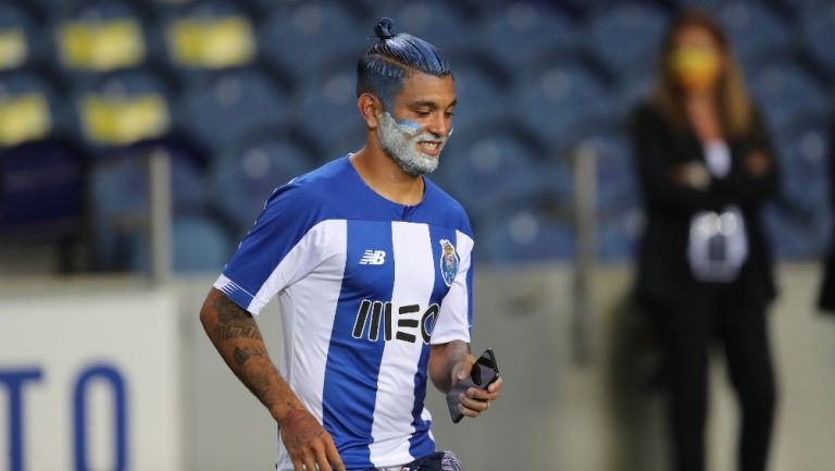 Tecatito Corona celebrando título de Liga con Porto