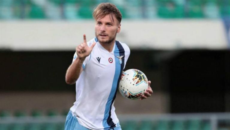 Ciro celebrando su primer gol ante Hellas 