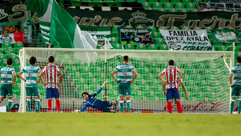 Acevedo ataja un penalti a JJ Macías