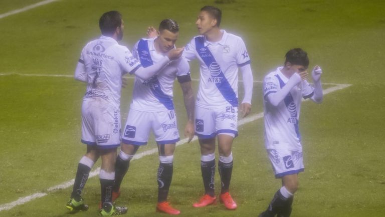 Jugadores de Puebla festejan un gol contra Cruz Azul