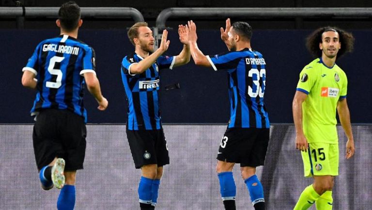 Jugadores del Inter celebran un gol en Europa League