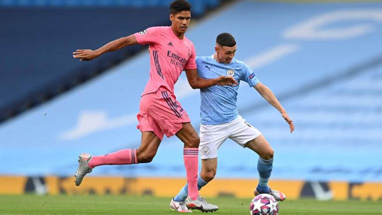 Raphael Varane lucha por el balón en duelo contra el City