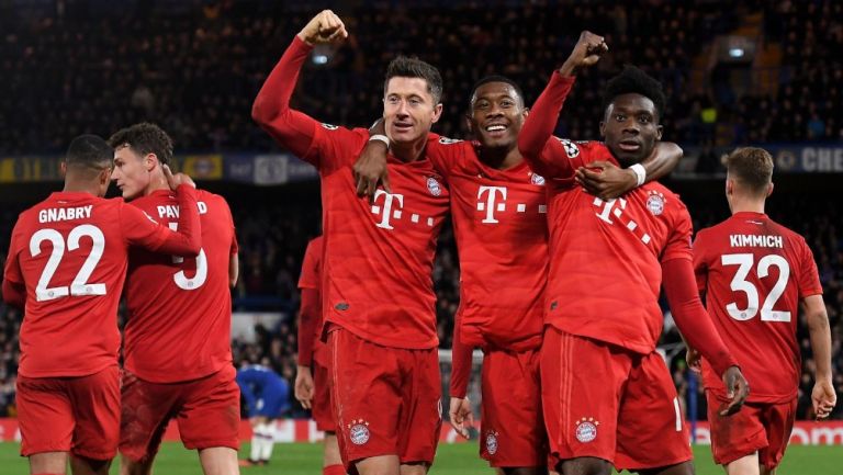 Jugadores del Bayern celebran gol ante Chelsea