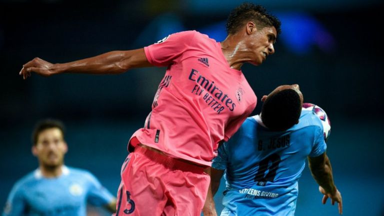 Raphael Varane en acción ante Manchester City 